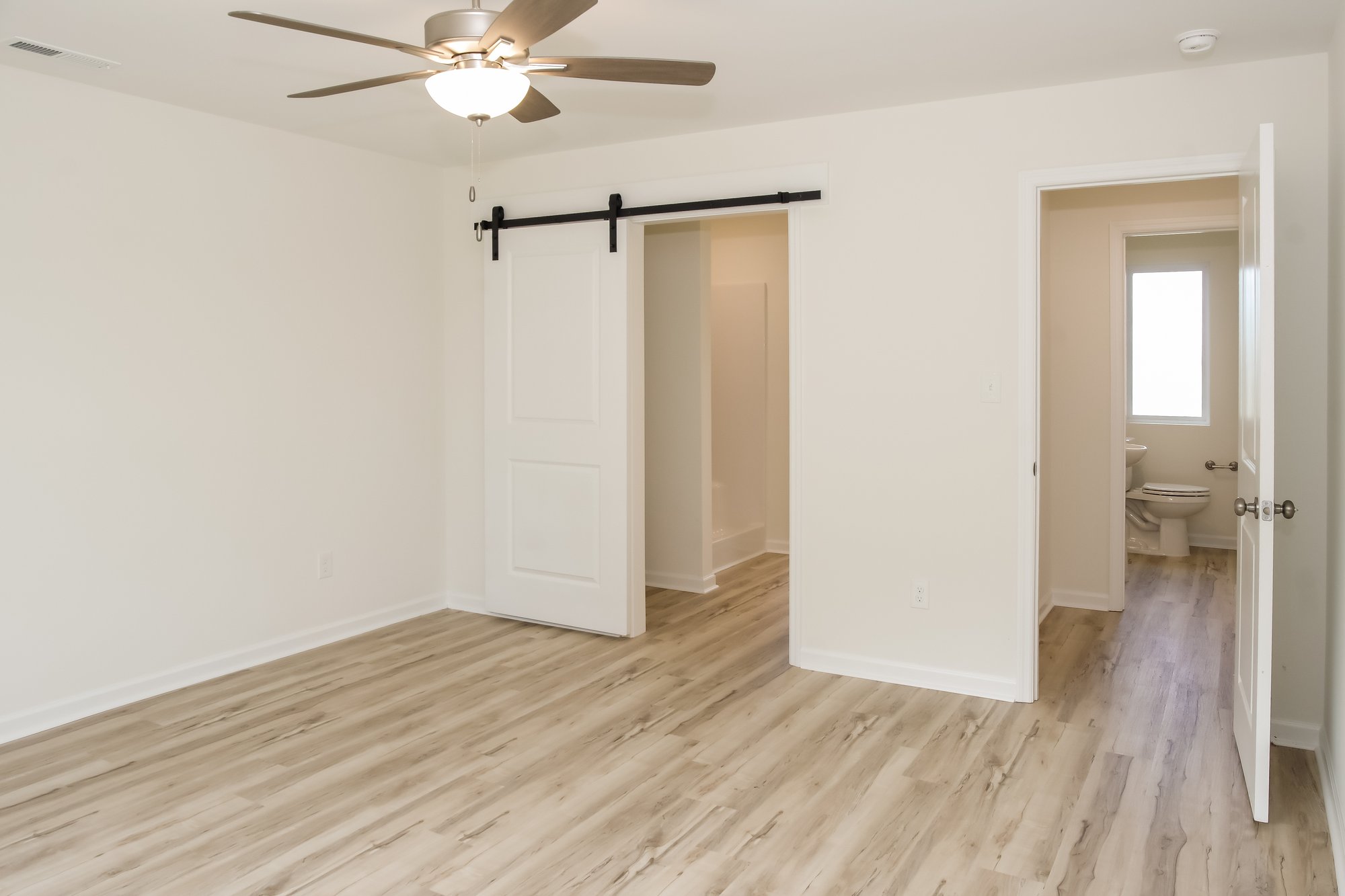 009-photo-main-bedroom-14860793
