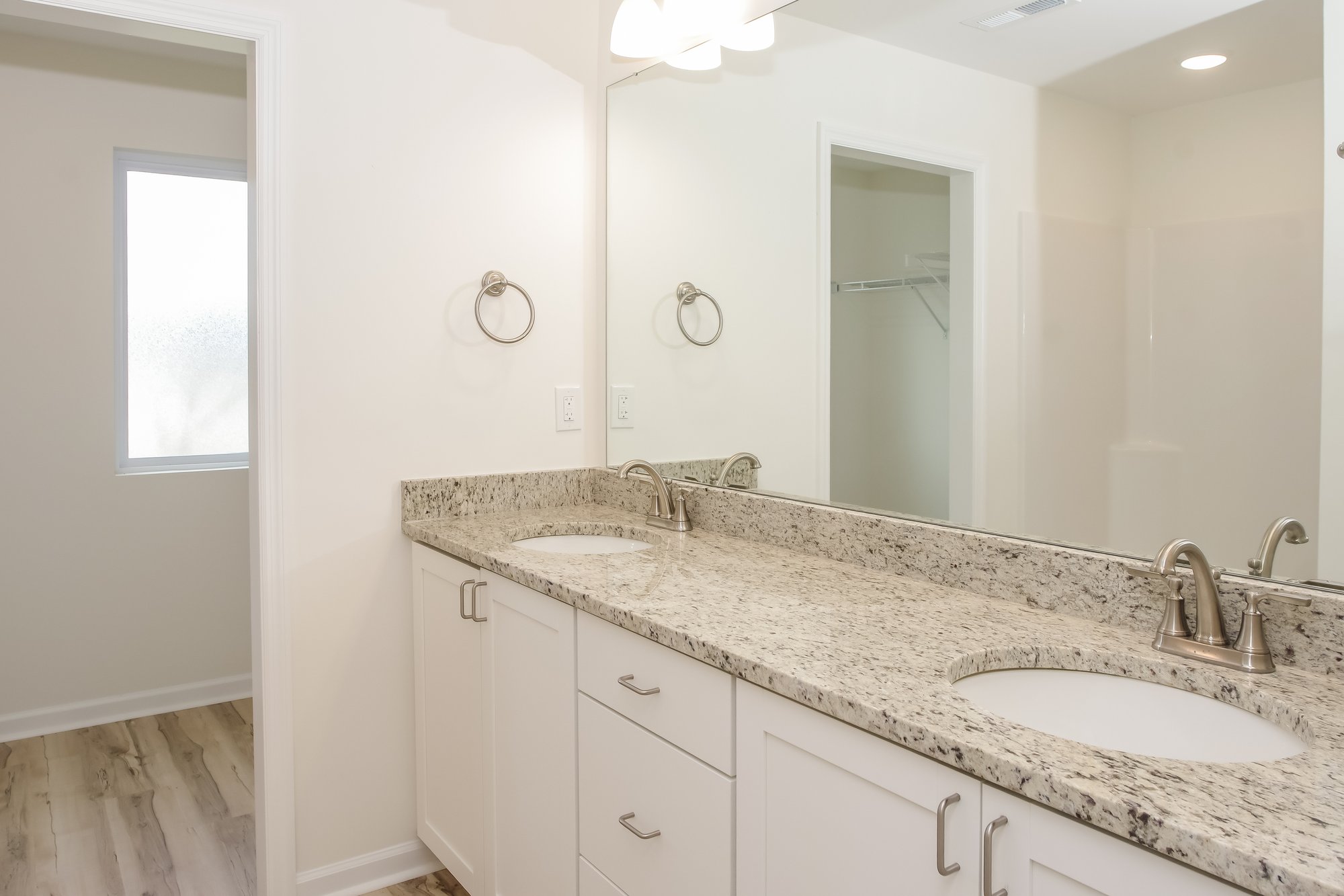 011-photo-main-bathroom-14860781
