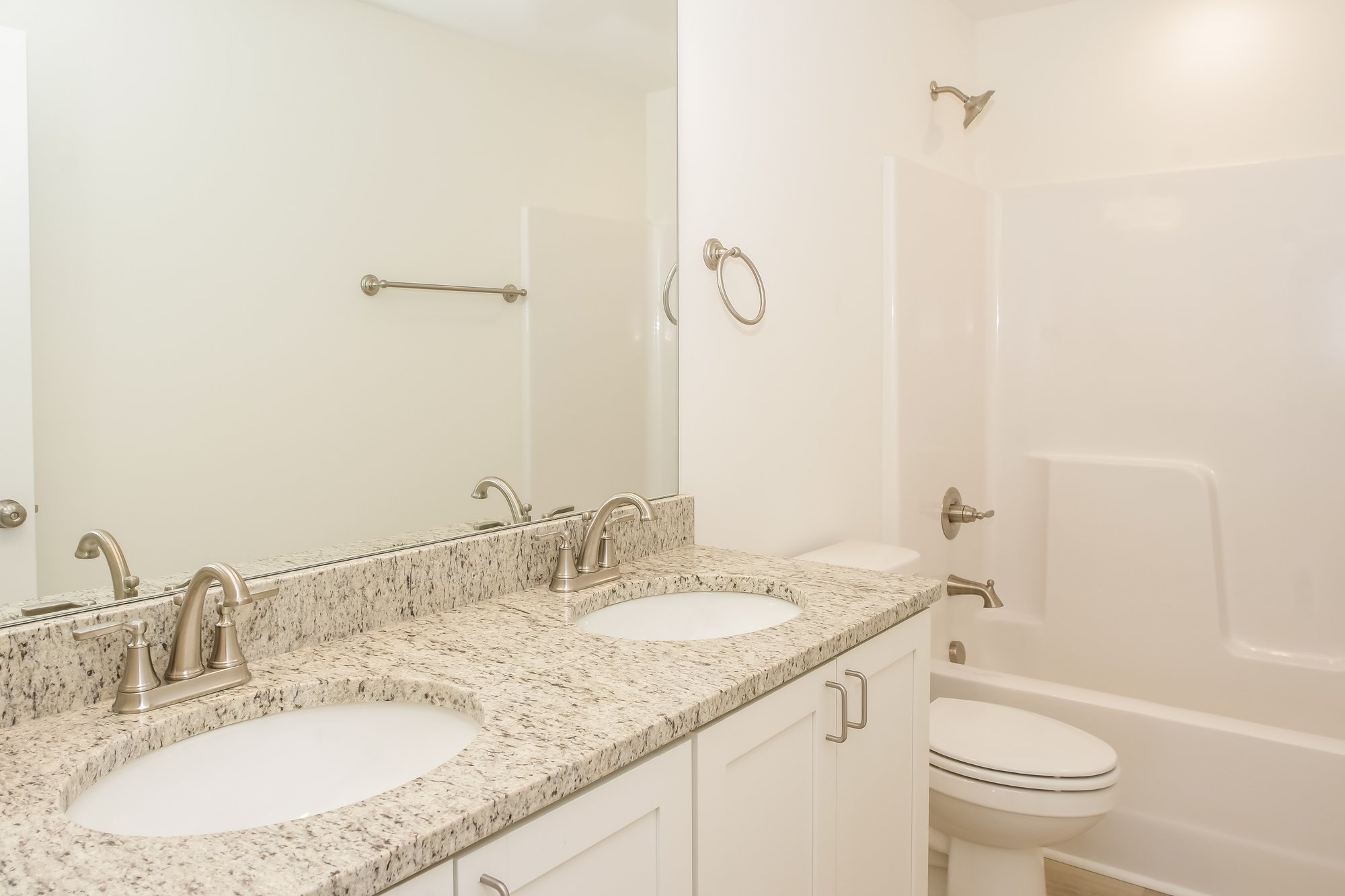 012-photo-main-bathroom-14860784